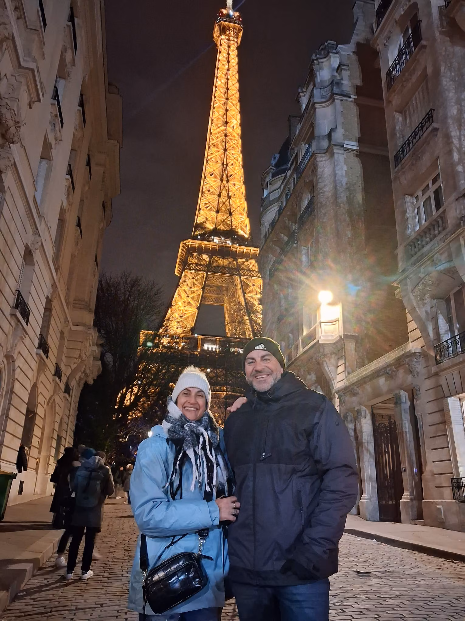 Jesús y Belén junto a la Torre Eiffel