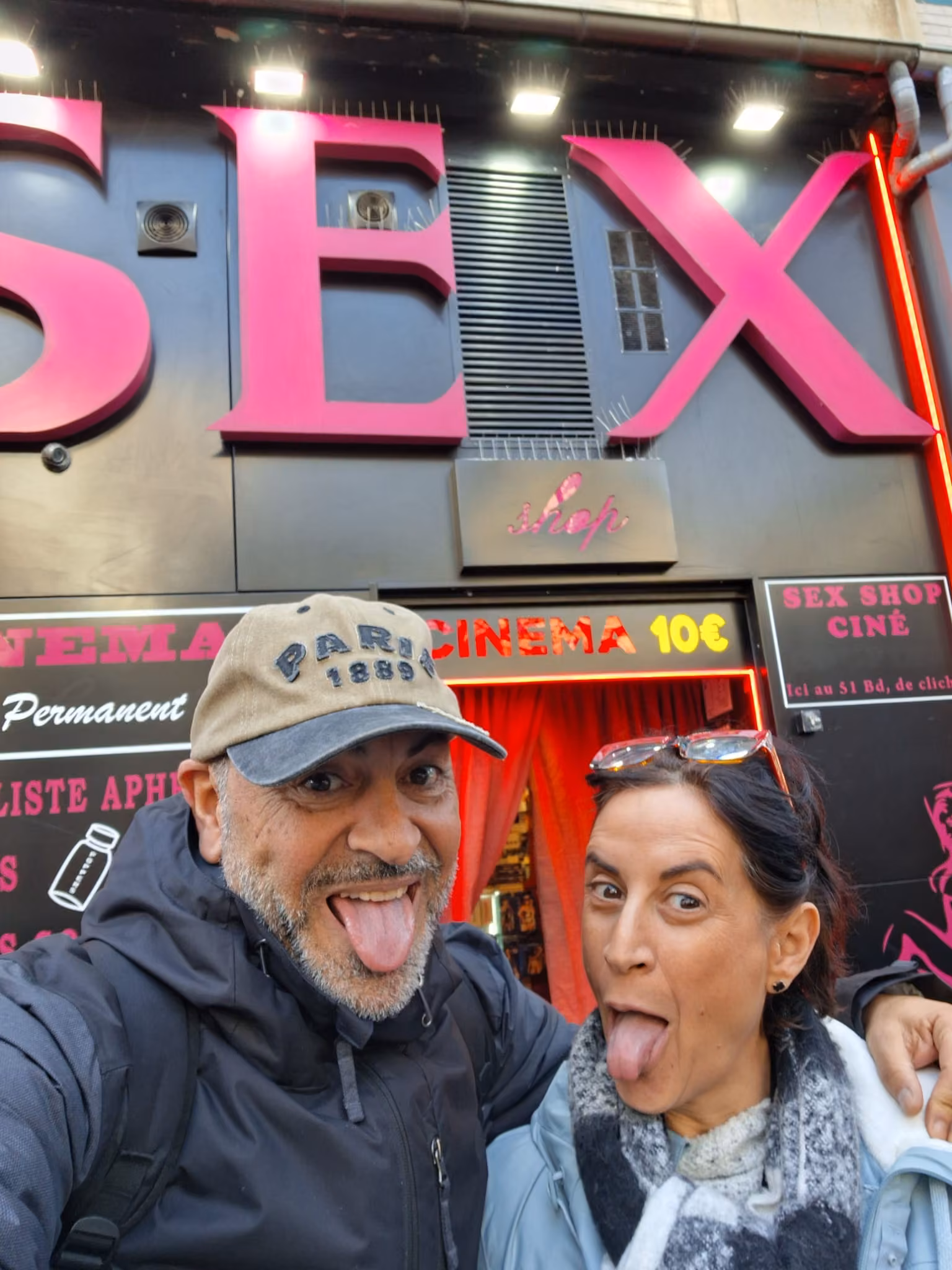 Jesús y Belén sacándose la lengua